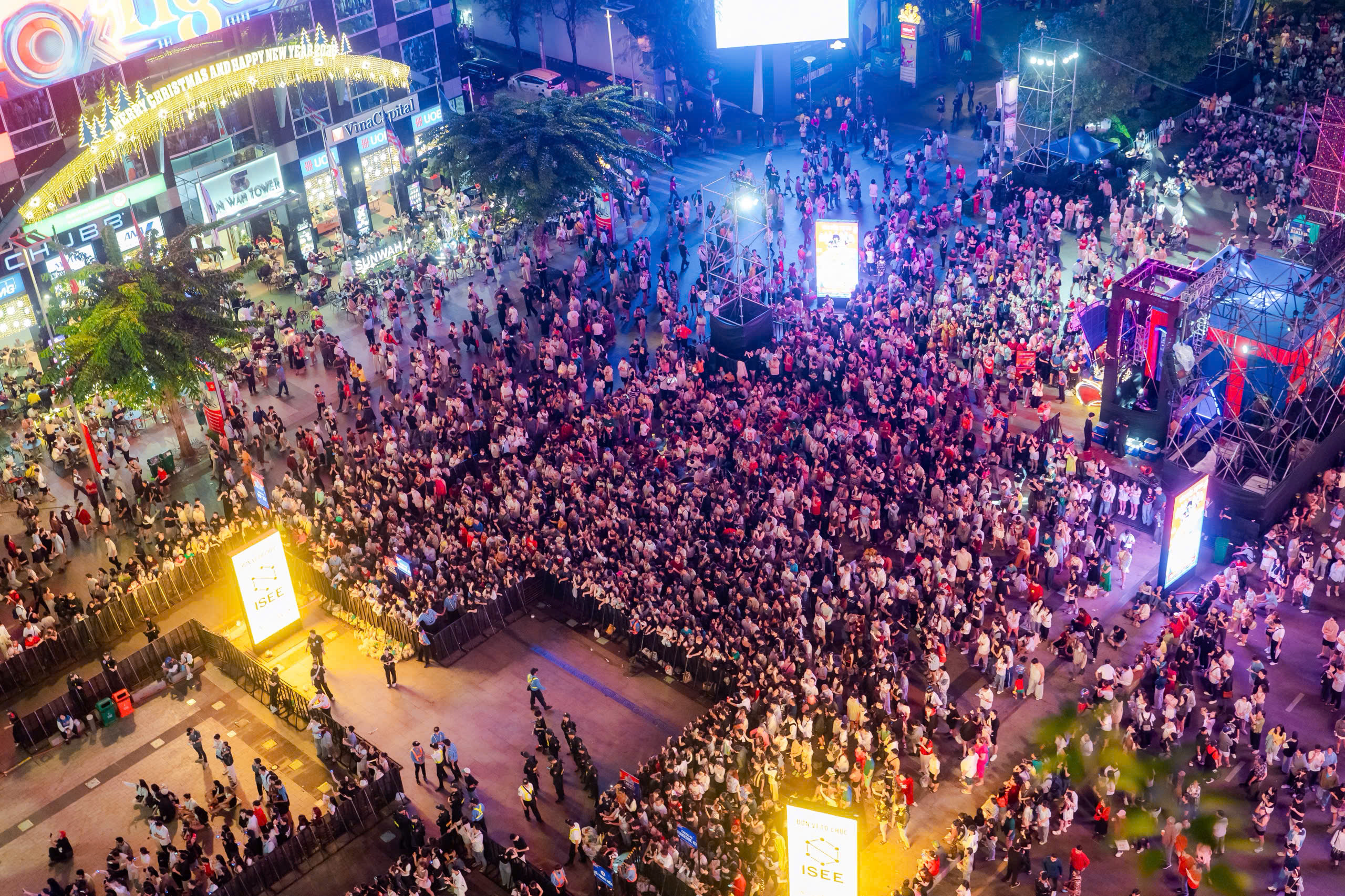 1767193709 160 Bien nguoi cho don xem phao hoa mung nam moi