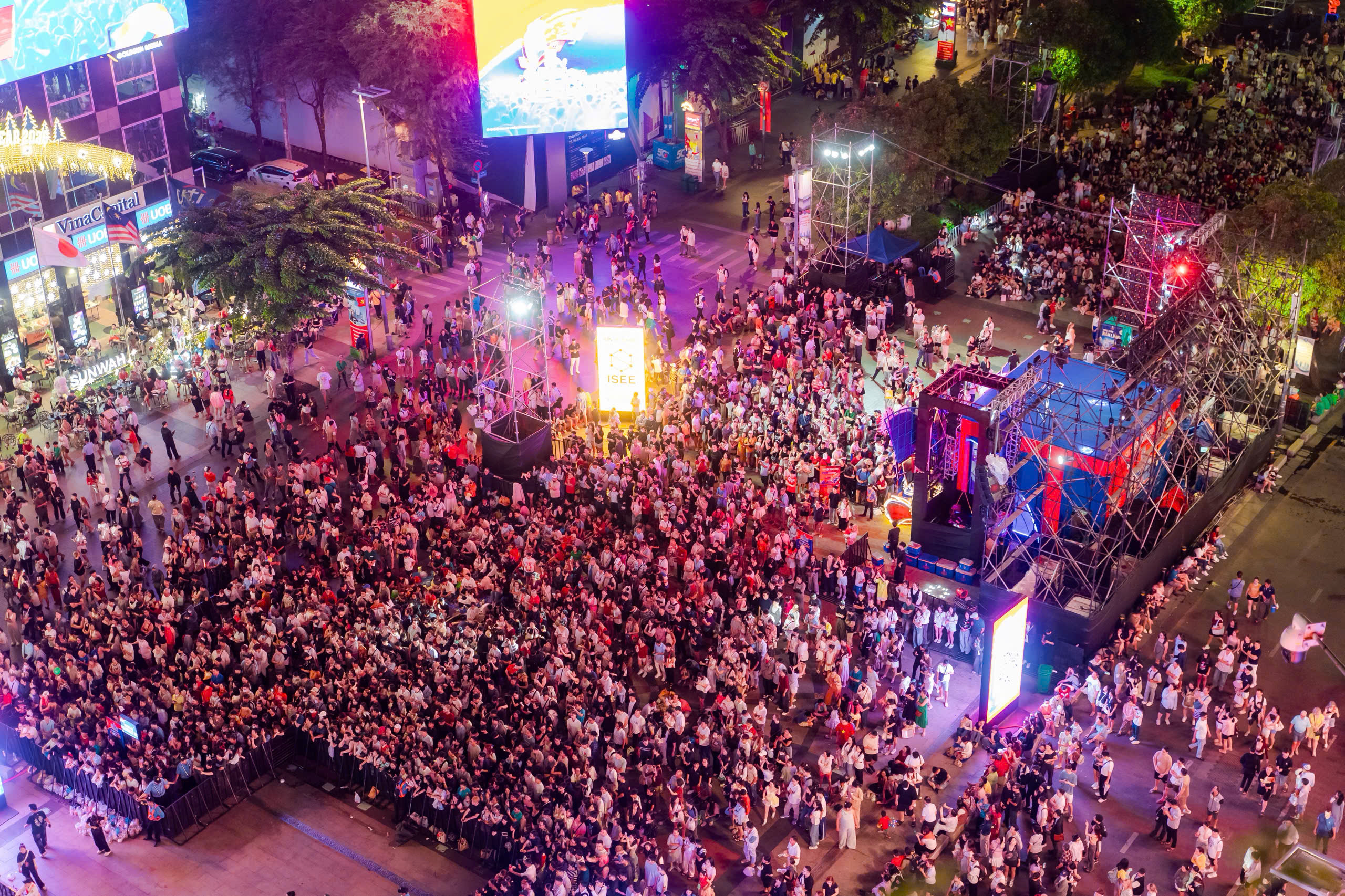 1767193710 603 Bien nguoi cho don xem phao hoa mung nam moi