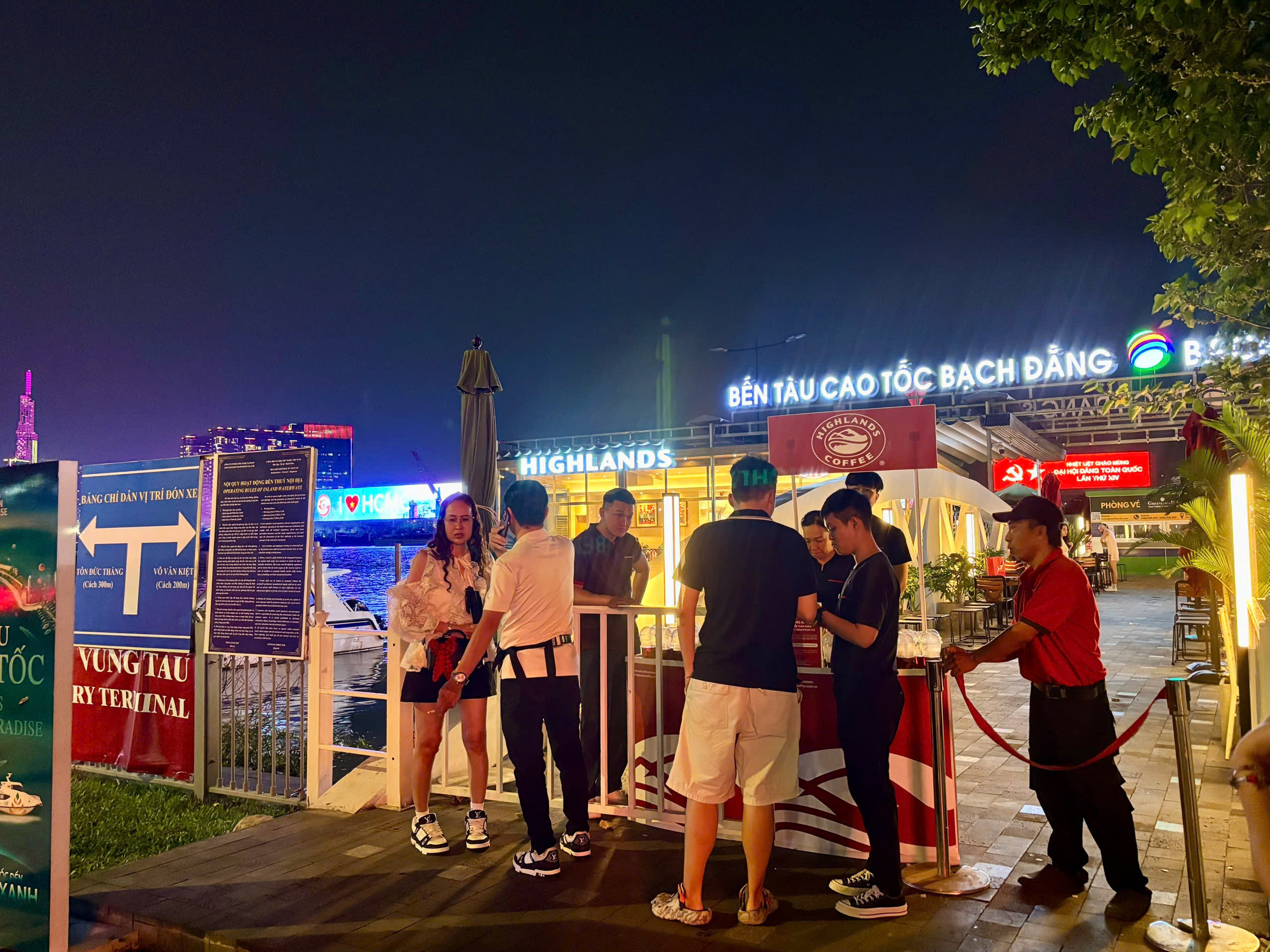 1767193711 689 Bien nguoi cho don xem phao hoa mung nam moi