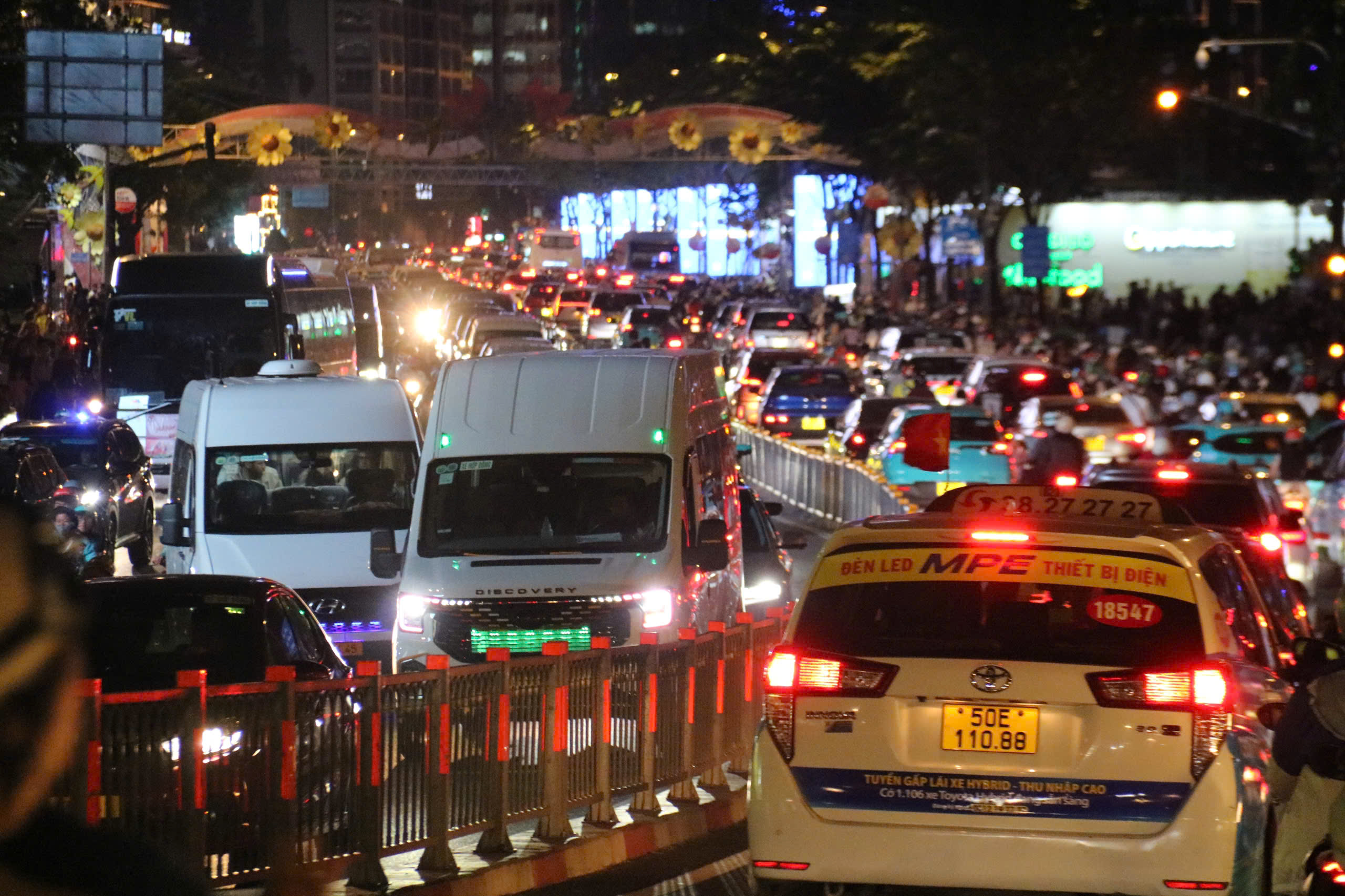 1767193712 472 Bien nguoi cho don xem phao hoa mung nam moi