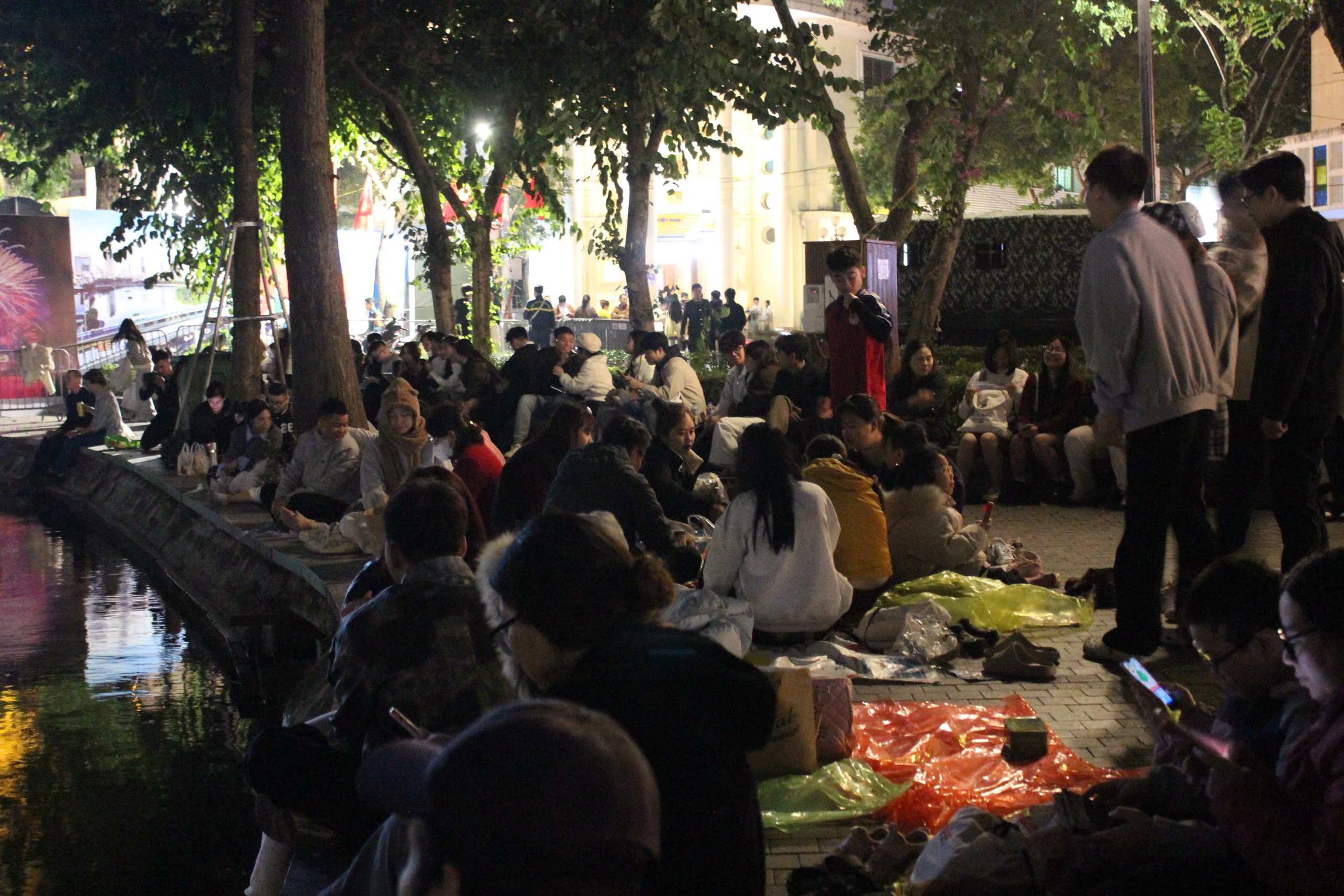 1767193714 774 Bien nguoi cho don xem phao hoa mung nam moi