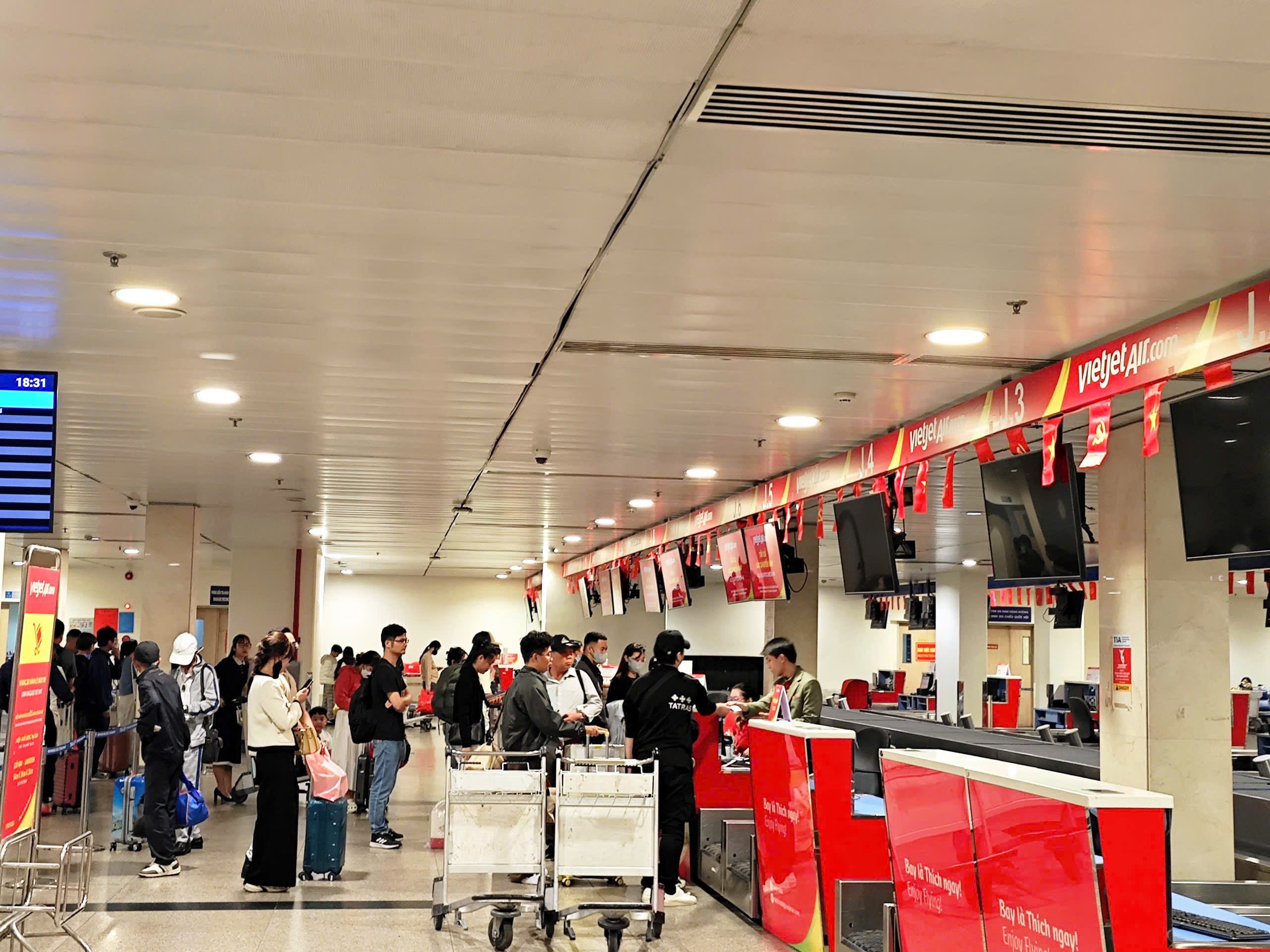 Đi sân bay dịp Tết dương lịch: Bay sớm vẫn thoáng, Tân Sơn Nhất 'lạ mà quen' - Ảnh 2.