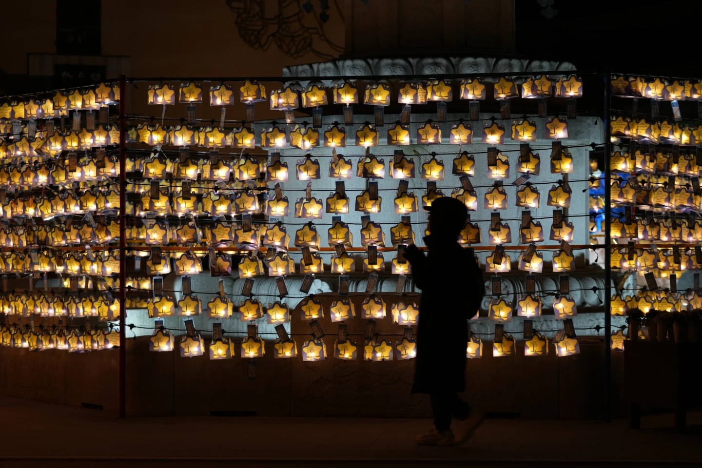 Châu Á đón giao thừa 2026 sớm: Nơi rực rỡ, nơi tĩnh lặng - Ảnh 3.