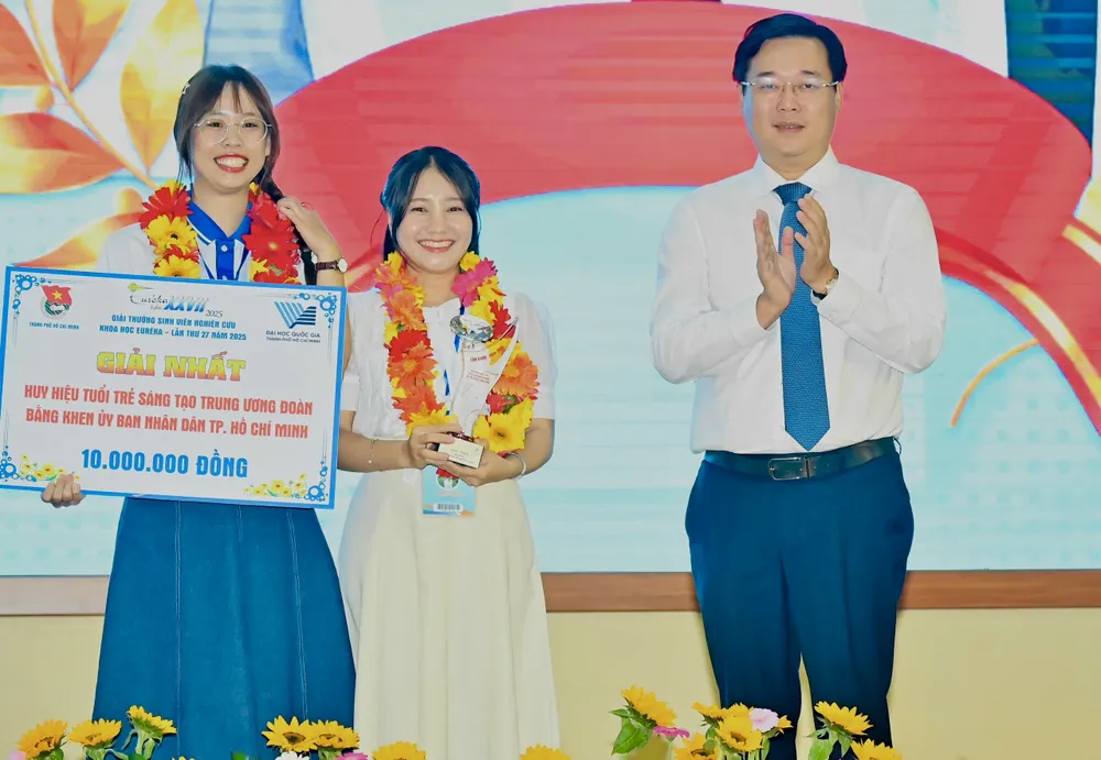 Ông Lê Quốc Phong, Ủy viên Trung ương Đảng, Phó Bí thư Thường trực Thành ủy TP.HCM trao Giải thưởng Sinh viên nghiên cứu khoa học Euréka lần thứ 27. Ảnh: HN giải Euréka (2).jpg