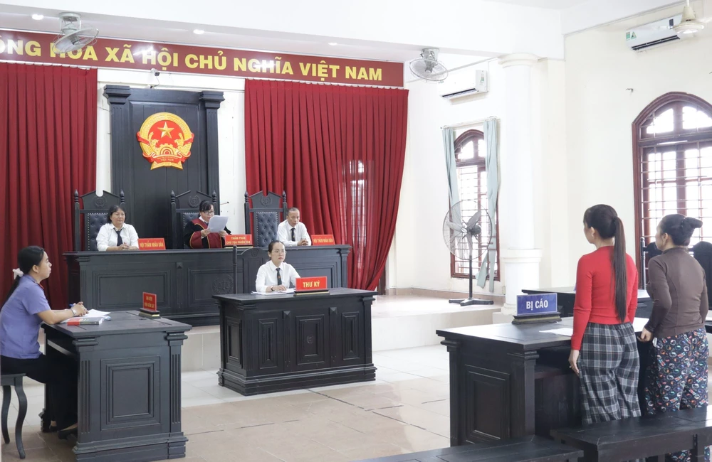 Hai chị em bị cáo Oanh và Diễm nghe tòa tuyên án ngày 18-12. Ảnh: NHẪN NAM la-het-o-san-toa-bi-phat-tu.JPG