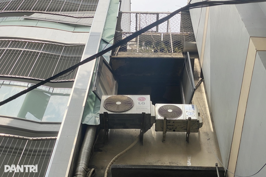 2 cô gái nhảy từ tầng 3 để thoát khỏi quán ăn bị cháy ở TPHCM - 1