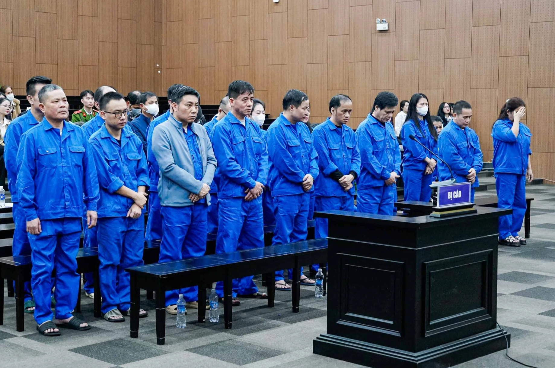 2 cựu phó chánh án, 1 cựu phó viện trưởng lãnh án tù vì nhận hối lộ - Ảnh 1.