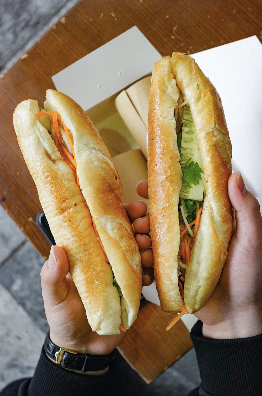 2 hàng quán đang khiến phố cổ Hà Nội đông nghịt, khách Tây khách Việt xếp hàng rồng rắn- Ảnh 8.