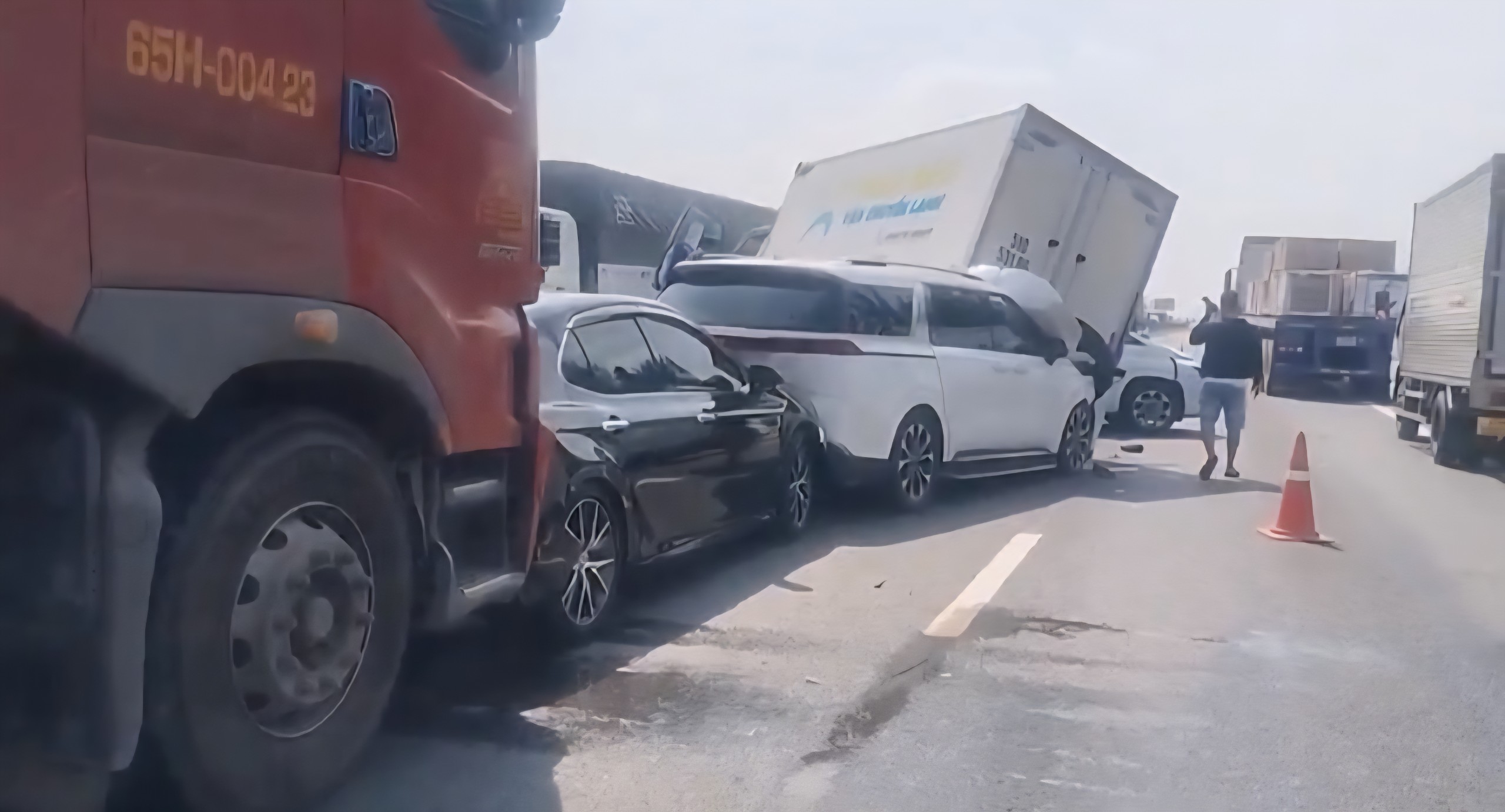 2 kiểu dùng đèn hazard thể hiện văn hóa giao thông đáng trân trọng - Ảnh 3.