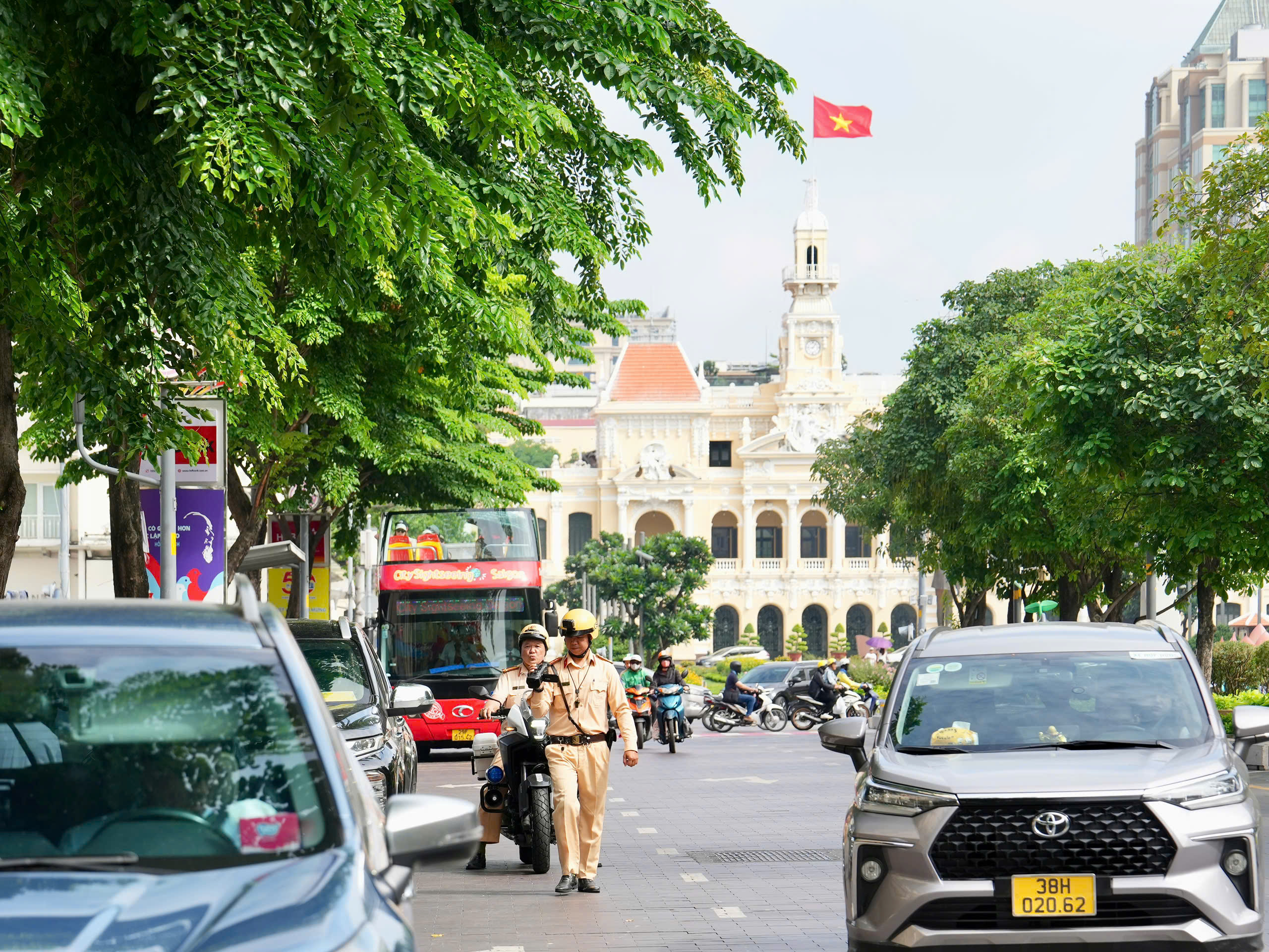 2 tình huống được phép dừng xe ở vị trí có biển cấm dừng, đỗ - Ảnh 2.