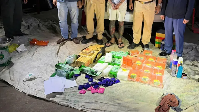 200 cảnh sát đồng loạt khám xét khẩn cấp, bắt 19 người, dùng máy xúc đột kích nhà 'ông trùm' Vũ Đình Trọng- Ảnh 3.