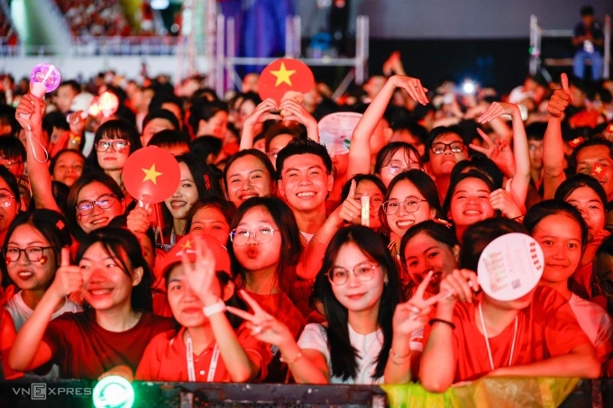Concert Tổ quốc trong tim diễn ra tối 10/8 tại sân vận động Mỹ Đình, thu hút lượng khán giả lớn kỷ lục.  Ảnh: Giang Huy