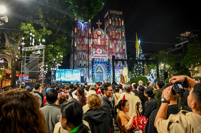 2025 - năm trở lại hoàng kim của du lịch Việt Nam 1 Người dân, du khách đổ về trung tâm Hà Nội vui chơi dịp Giáng sinh 2025. Ảnh: Giang Huy