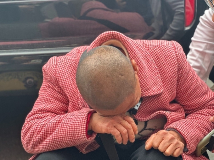 Lý Hải Ngọc bật khóc bên ngoài tòa án vì không chấp nhận được kết quả. Ảnh: The Paper