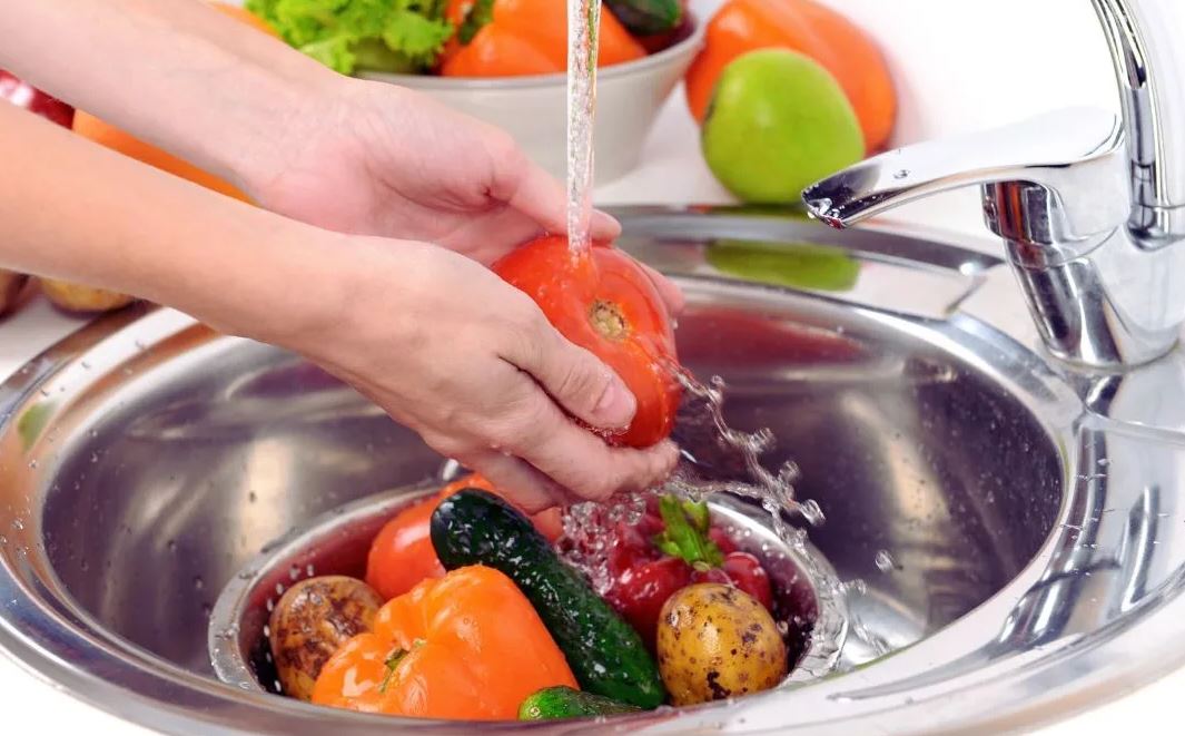 3 cách hiệu quả nhất để rửa sạch thuốc trừ sâu khỏi rau quả- Ảnh 1. 3 cách hiệu quả nhất để rửa sạch thuốc trừ sâu khỏi rau quả- Ảnh 1.