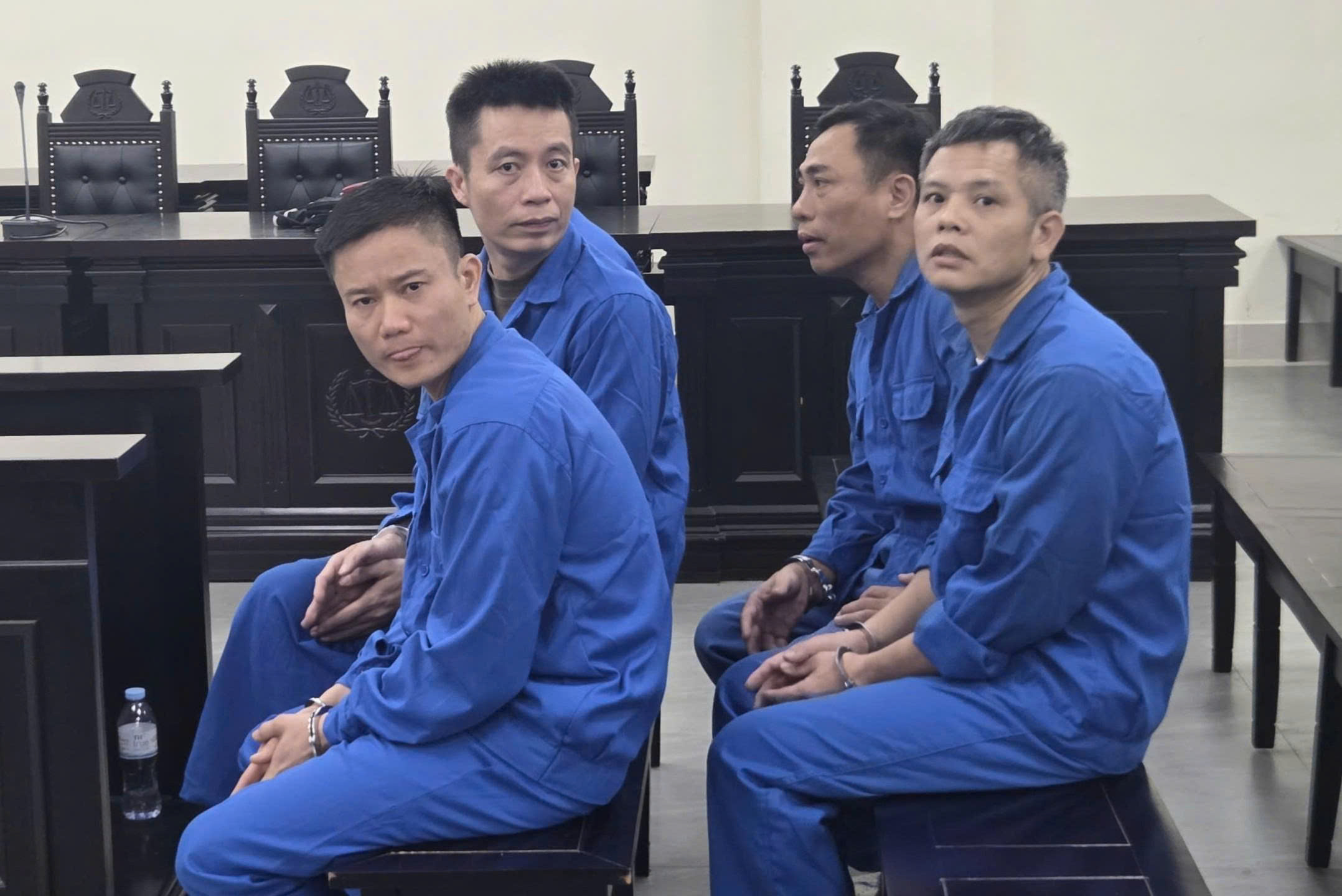 3 cựu công an bị xét xử vì nhận tiền bỏ qua cho người dùng ma túy- Ảnh 1. 3 cựu công an bị xét xử vì nhận tiền bỏ qua cho người dùng ma túy- Ảnh 1.