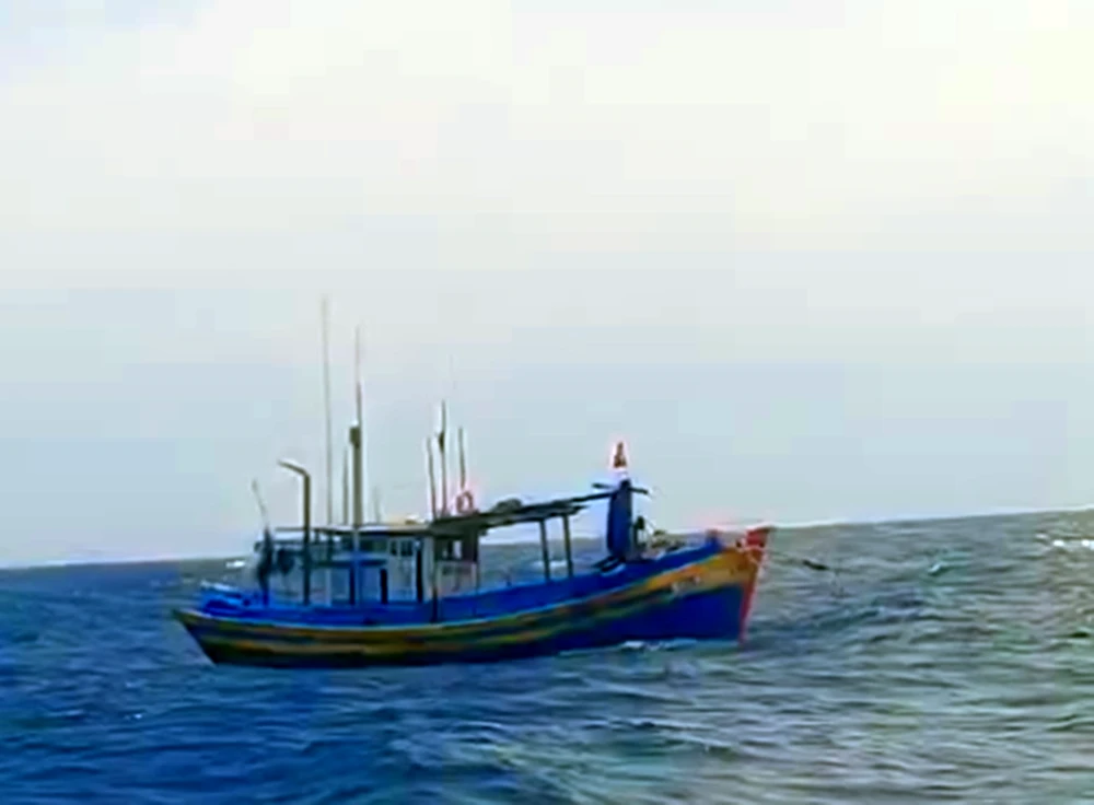 Tàu đánh bắt ốc trên biển cách đất liền 12 hải lý, nơi Nguyễn Quốc Hùng làm việc. truy-na-dac-biet (2).png