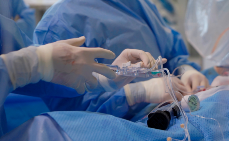 Bác sĩ can thiệp đột quỵ cho bệnh nhân. Ảnh: Nhân Hoàng.