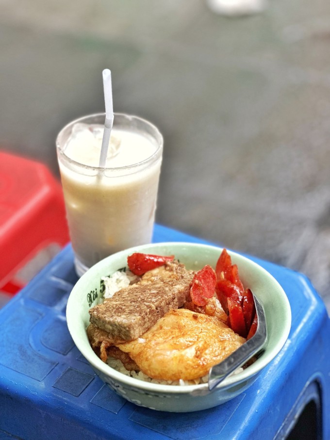 3 thói quen ăn sáng dễ tăng nguy cơ tiểu đường 1 Ăn sáng với xôi, phở, bánh mì... là thói quen của nhiều người nhưng các món ăn này chứa lượng tinh bột lớn, ít chất xơ, dễ gây tăng đường huyết. Ảnh: Giang Nguyen