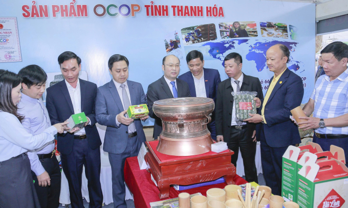 Phó chủ tịch UBND tỉnh Cao Văn Cường (đứng giữa) cùng các đại biểu thăm các gian hàng giới thiệu sản phẩm OCOP của tỉnh. Ảnh: Lam Sơn