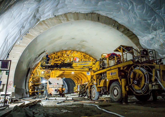 Thi công trong hầm Bình Đê trên cao tốc Bắc Nam.  Ảnh: Anh Duy