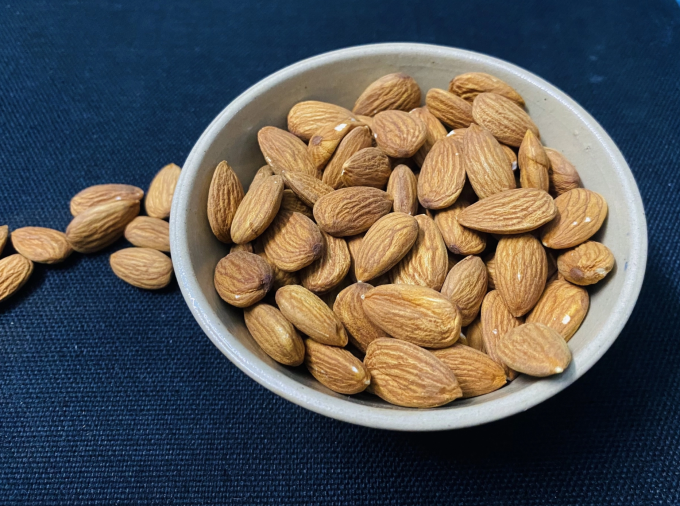 Hạnh nhân là nguồn cung cấp chất xơ và protein thực vật dồi dào - hai dưỡng chất then chốt giúp giảm nguy cơ tăng huyết áp. Ảnh: Mai Cat