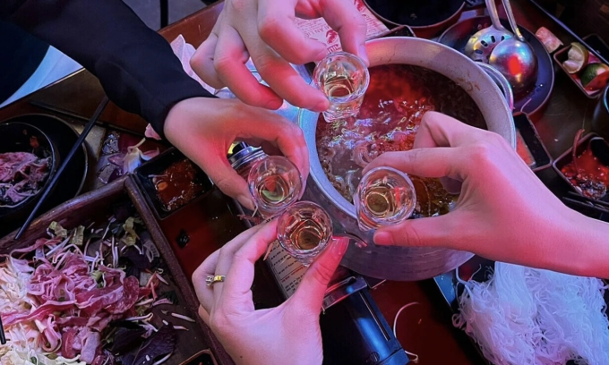 Lượng rượu tiêu thụ thường tăng cao vào cuối tuần. Ảnh: Nguyễn Huyền