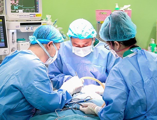 Bác sĩ phẫu thuật cho bệnh nhi.