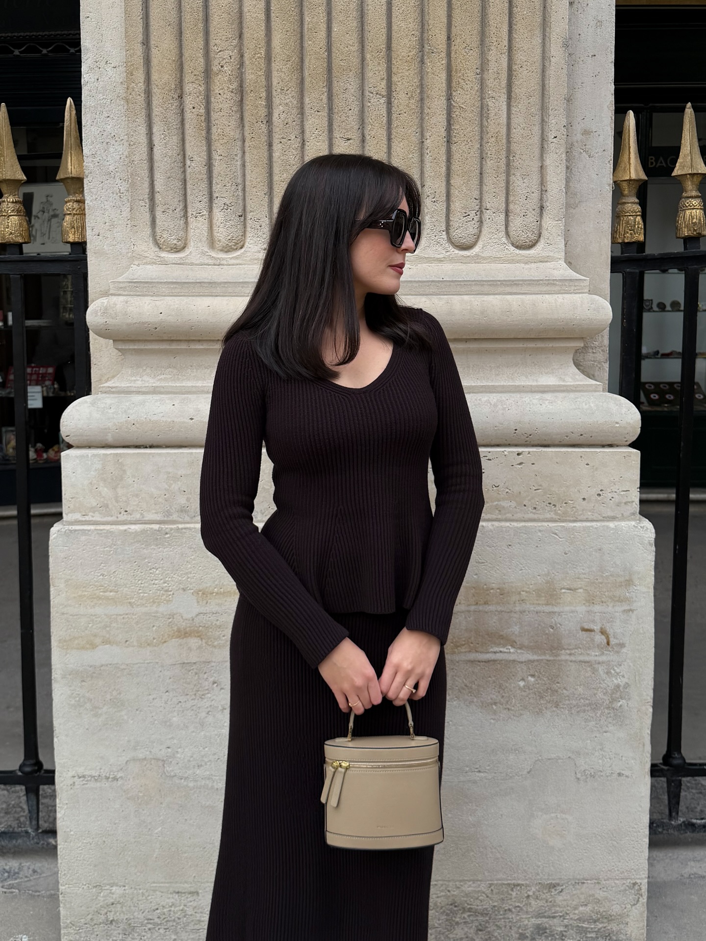 5 Cách mặc áo len đẹp long lanh của phụ nữ Pháp cho mùa lạnh - Ảnh 1.