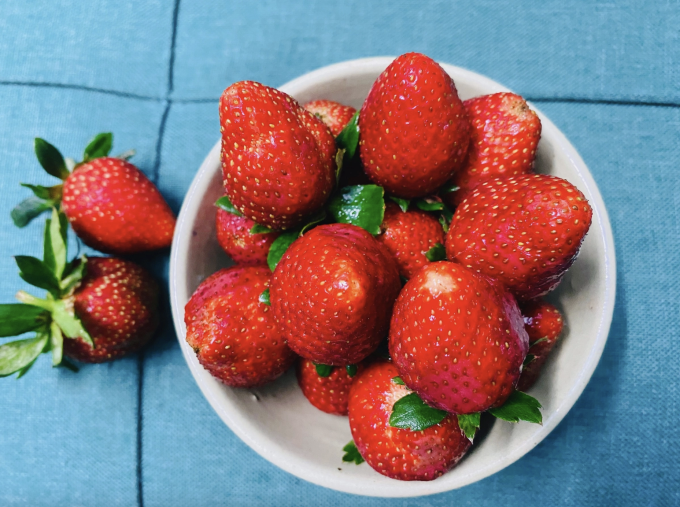 Dâu tây giúp ổn định collagen hiện có trong da và hỗ trợ sản xuất collagen mới. Ảnh: Mai Cat