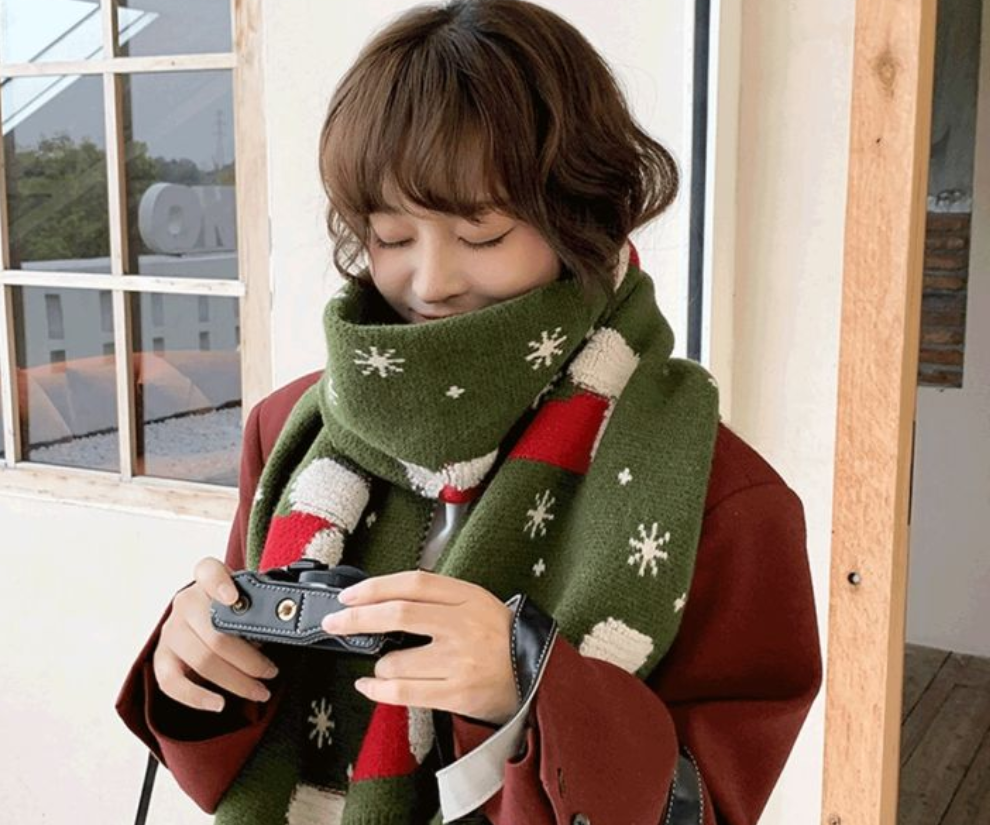 5 món đồ bỏ túi nhỏ xinh dành cho chị em khi đi chơi Noel, món cuối là “cứu tinh” nhan sắc, giá chỉ 10.000 đồng 1 Khăn len, khăn dệt, khăn cashmere hay khăn voan ấm đều dễ phối cùng áo khoác, đầm len, váy dạ tweed, tạo điểm nhấn ấm áp mà tinh tế.