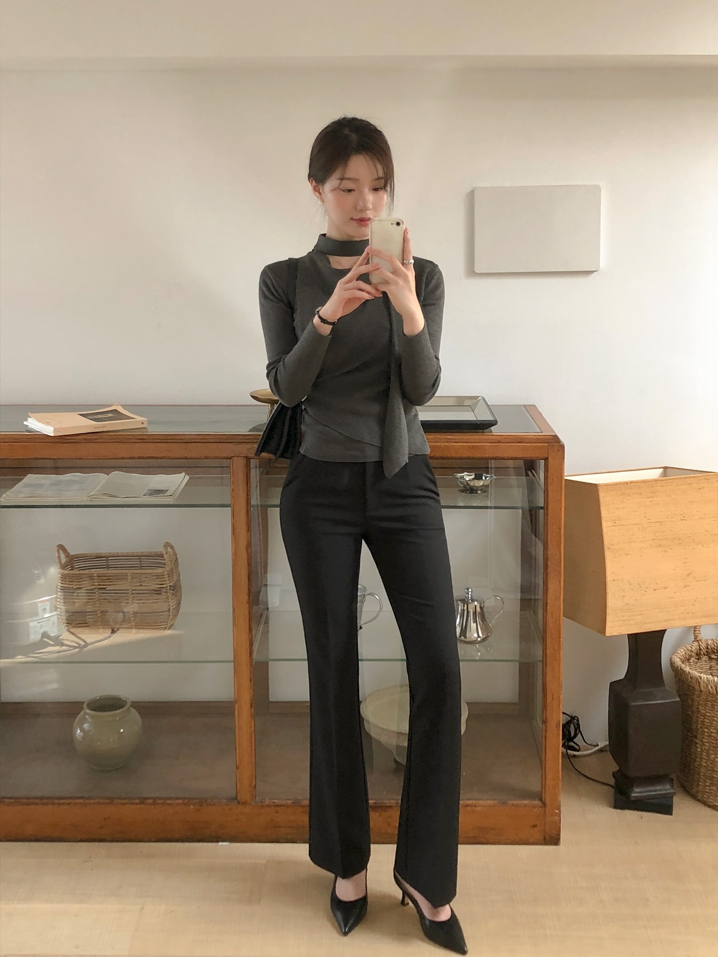 5 món thời trang màu trung tính cần có để phối đồ trong tích tắc là đẹp- Ảnh 8. 5 món thời trang màu trung tính cần có để phối đồ trong tích tắc là đẹp- Ảnh 8.