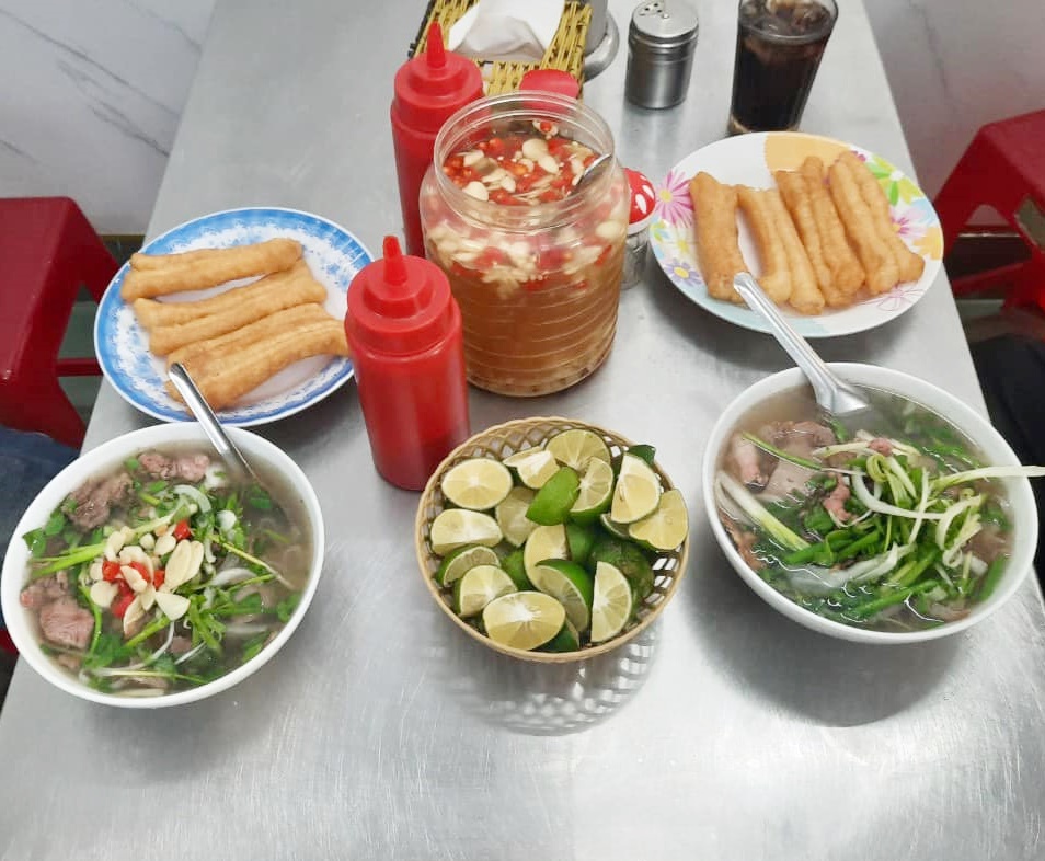 Tô phở đầy đặn kèm thêm quẩy