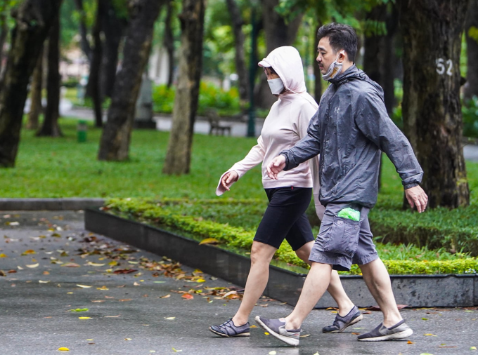 Người dân tập thể dục trong công viên ở Hà Nội. Ảnh minh họa: Giang Huy