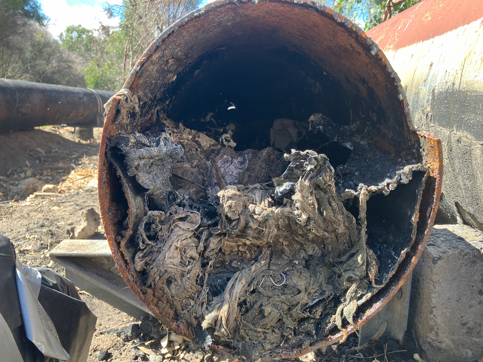 5 thứ không được đổ xuống cống dù 