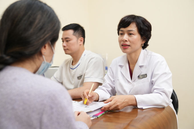 Bác sĩ tư vấn cho một phụ nữ cách bổ sung dinh dưỡng để nâng cao chất lượng trứng. Ảnh: Bệnh viện Đa khoa Tâm Anh