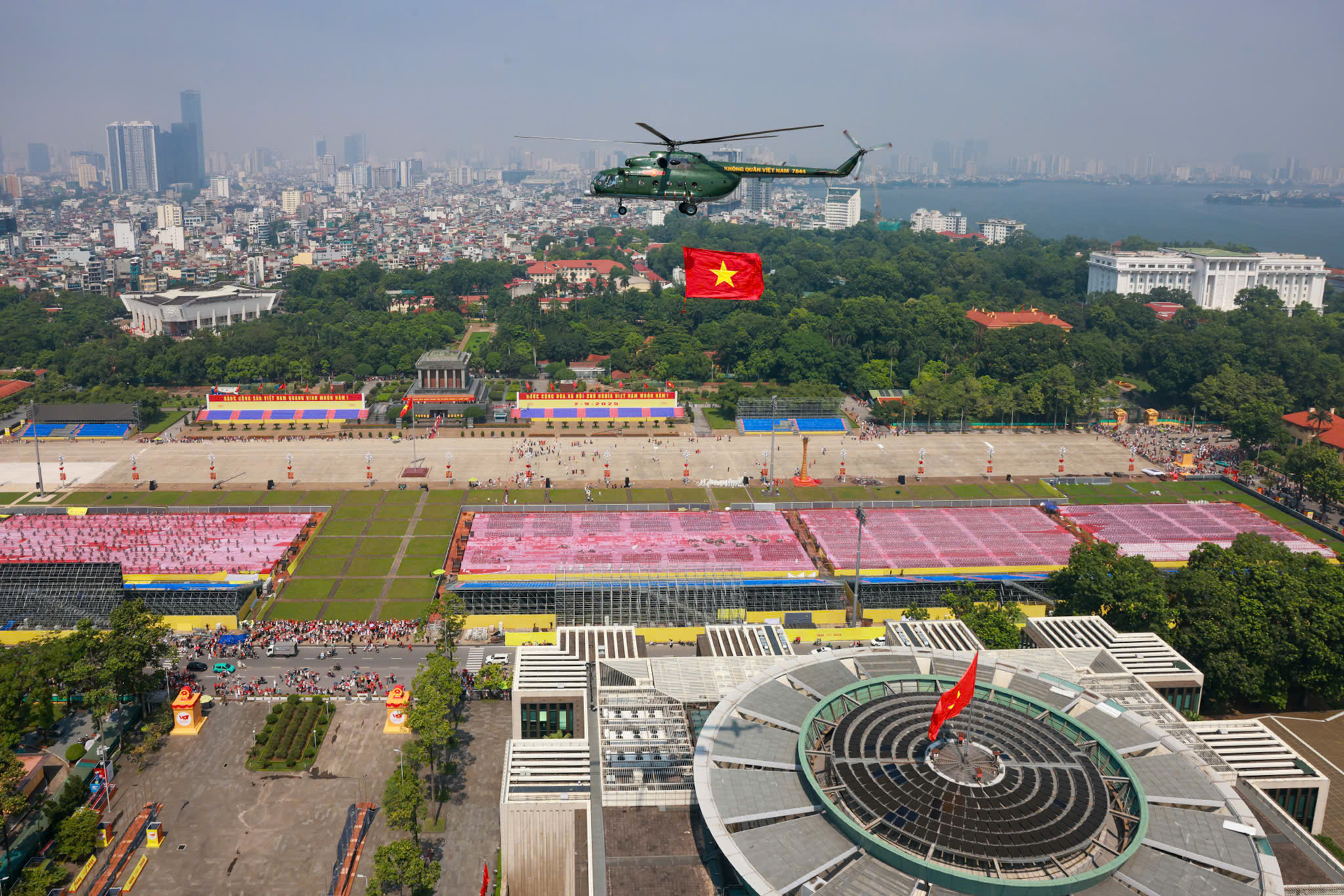 50 năm Trung đoàn Không quân trực thăng 916 anh hùng- Ảnh 1. 50 năm Trung đoàn Không quân trực thăng 916 anh hùng- Ảnh 1.