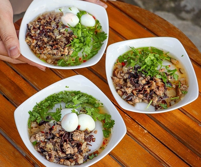 6 loại bánh "lên ngôi" trong mùa đông Hà Nội, toàn đặc sản lâu đời càng ăn vỉa hè càng ngon, giá chỉ 10.000 đồng 1 Bánh đúc nóng thịt thơm ngon