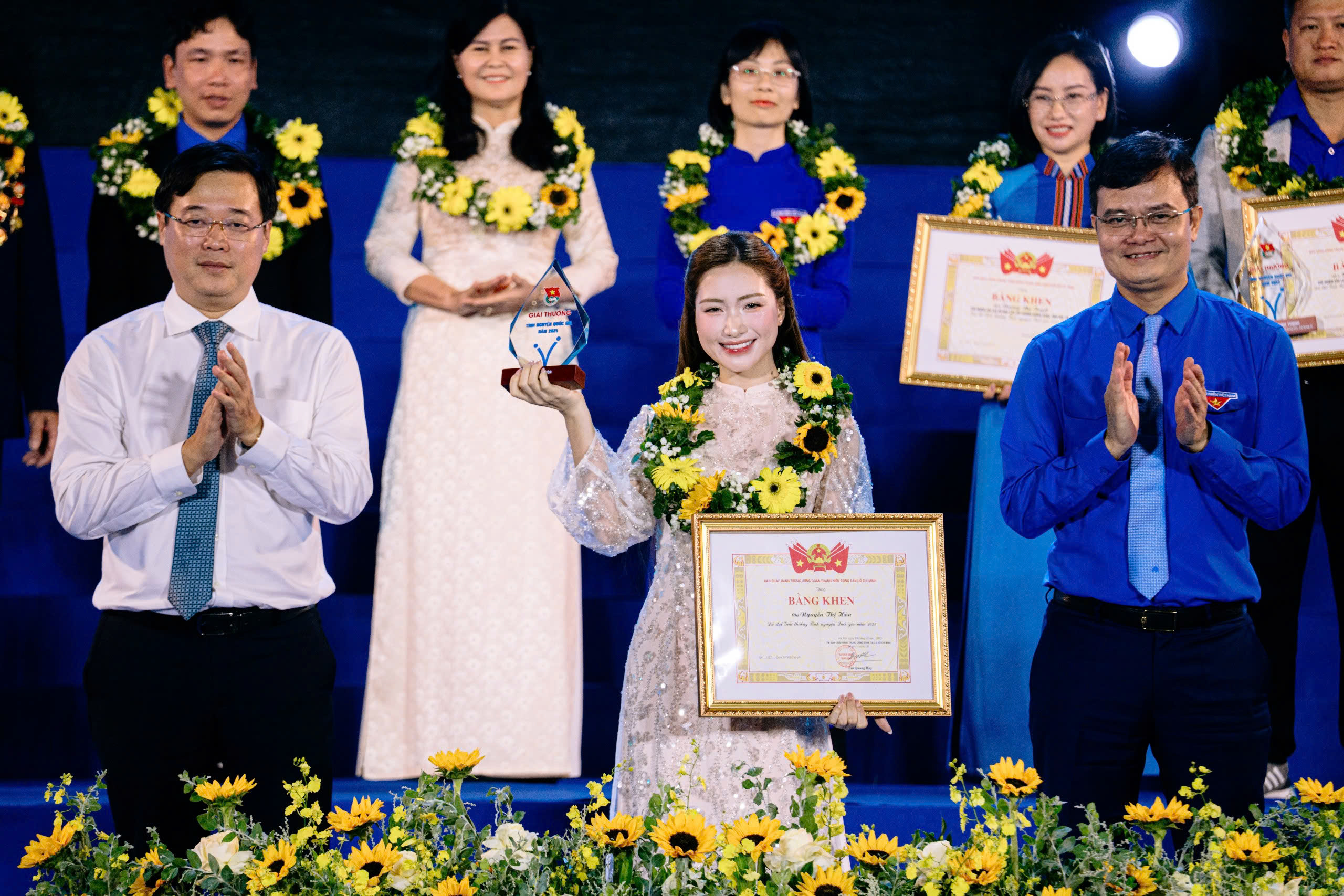 63 gương trẻ được vinh danh, Hòa Minzy nhận giải ‘Tình nguyện quốc gia’ 2025 1 63 gương trẻ được vinh danh, Hòa Minzy nhận giải ‘Tình nguyện quốc gia’ 2025 - Ảnh 1.