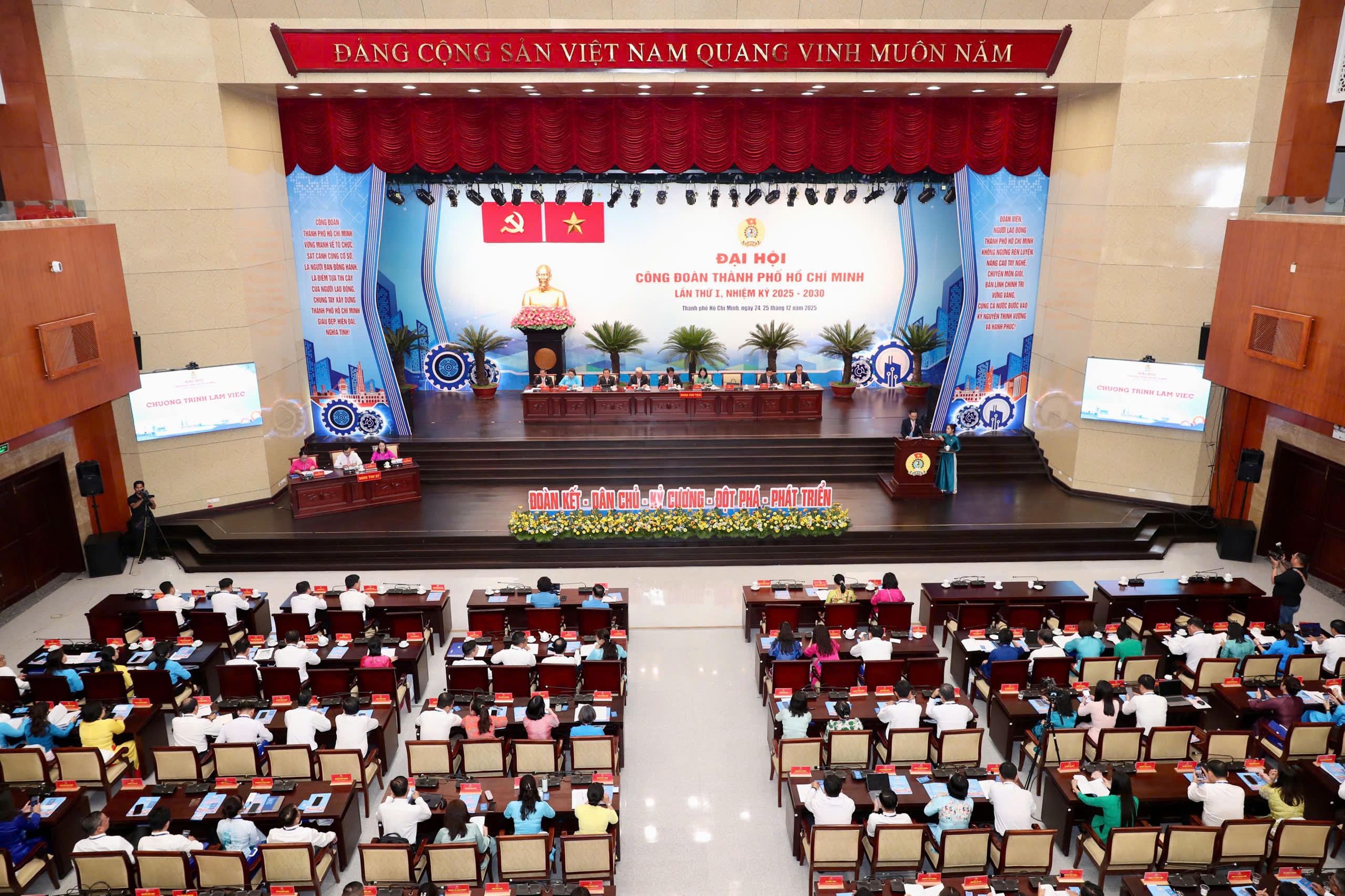 650 đại biểu dự Đại hội Công đoàn TPHCM lần thứ I - Ảnh 1.
