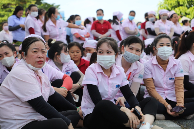 Công nhân nhà máy Panko Vina tập trung về khu hành chính đề nghị ban giám đốc giải quyết các kiến nghị, chiều 29/11. Ảnh: Lê Tuyết