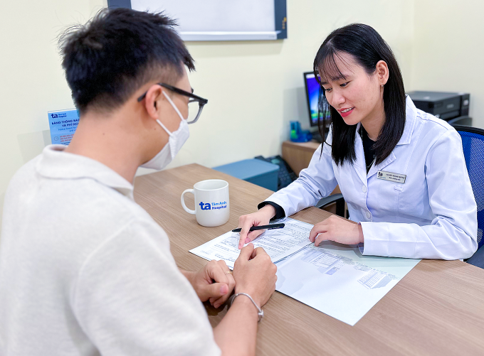 Bác sĩ Trúc đang tư vấn cho người bệnh. Ảnh: Bệnh viện Đa khoa Tâm Anh