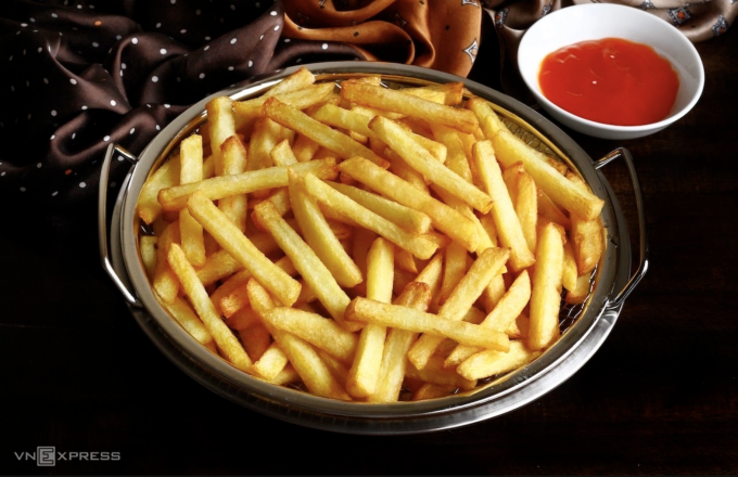 Khoai tây chiên và các món ăn vặt chiên ngập dầu làm tăng nguy cơ ung thư. Ảnh: Bùi Thủy