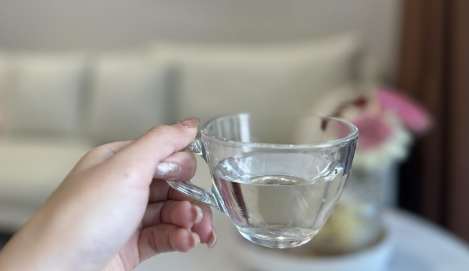 Uống một cốc nước ấm buổi sáng tốt cho sức khỏe. Ảnh: Ngọc Phạm