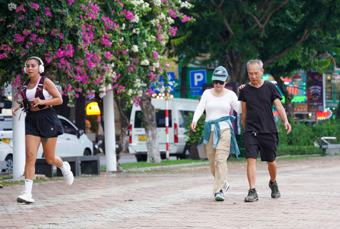 Đi bộ trong thời gian lâu hơn có thể đốt cháy nhiều calo hơn so với chạy bộ. Ảnh minh họa: Nguyễn Đông