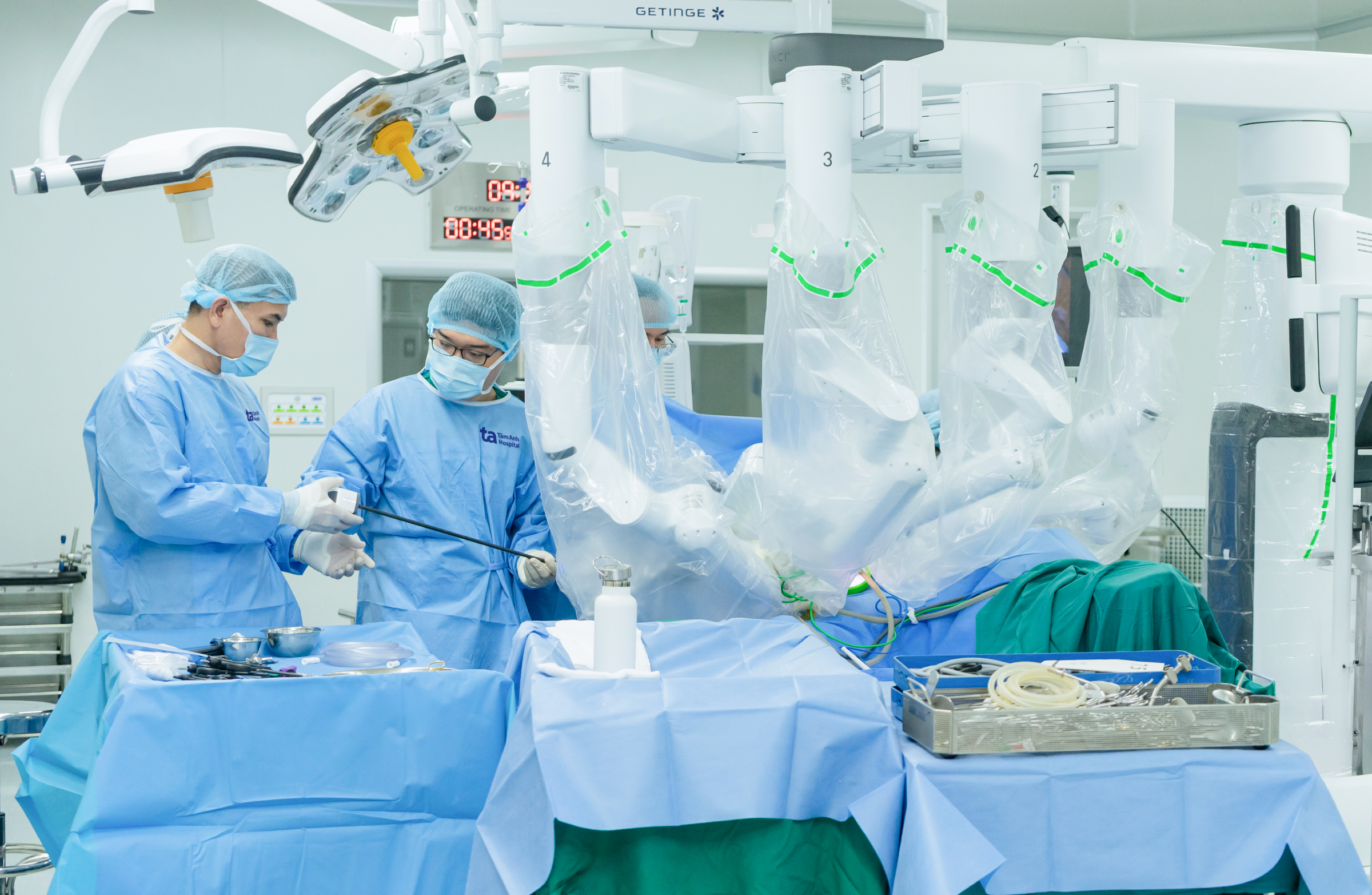 8 giờ đại phẫu bằng robot cắt hai khối u hiểm hóc 1 8 gio dai phau bang robot cat hai khoi u