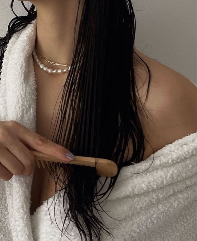 8 hành động quen đang khiến tóc bạn mỏng đi từng ngày- Ảnh 1.