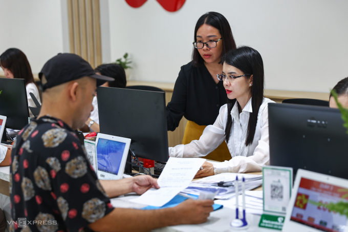 Cán bộ giải quyết thủ tục hành chính cho người dân tại Trung tâm hành chính công phường Thủ Đức, TP HCM, tháng 7/2025. Ảnh: Quỳnh Trần