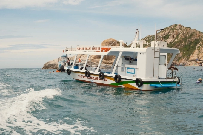 Tàu đáy kính chở khách ngắm san hô ở Vĩnh Hy. Ảnh: Bích Phương