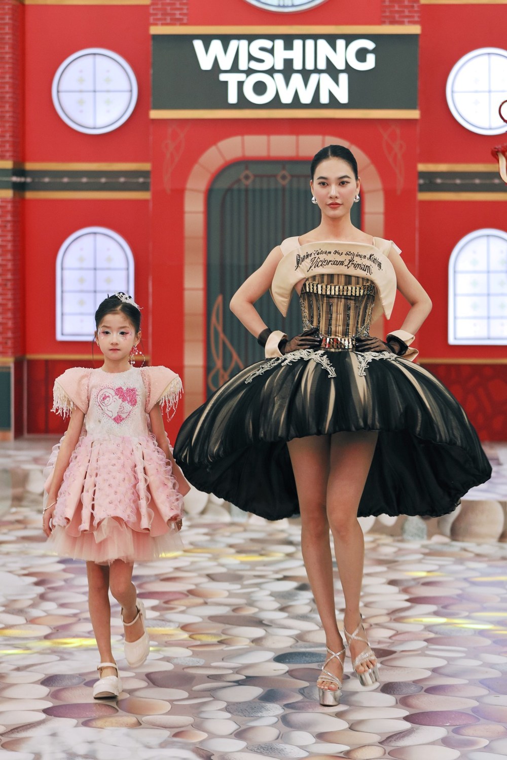 Á hậu Thu Thảo góp mặt trong show thời trang của sinh viên Tôn Đức Thắng 1 A hau Thu Thao gop mat trong show thoi trang